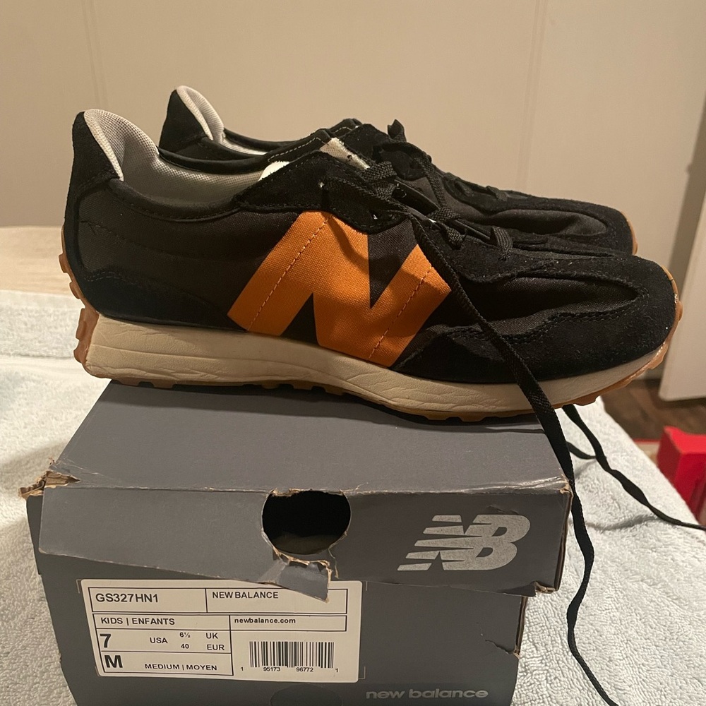 New Balance 327
